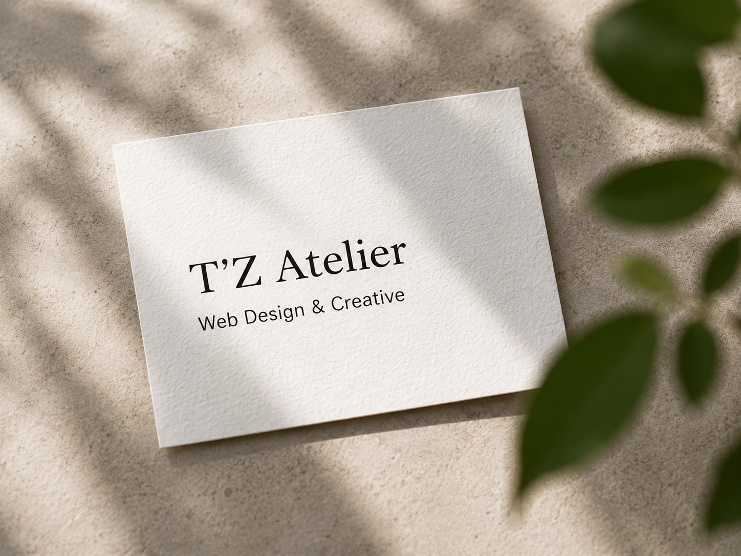 T'Z Atelierの名刺と葉の影